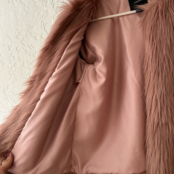 🔥 Forever 21 pink Faux Fur cropped jacket. Small - Picture 9 of 9